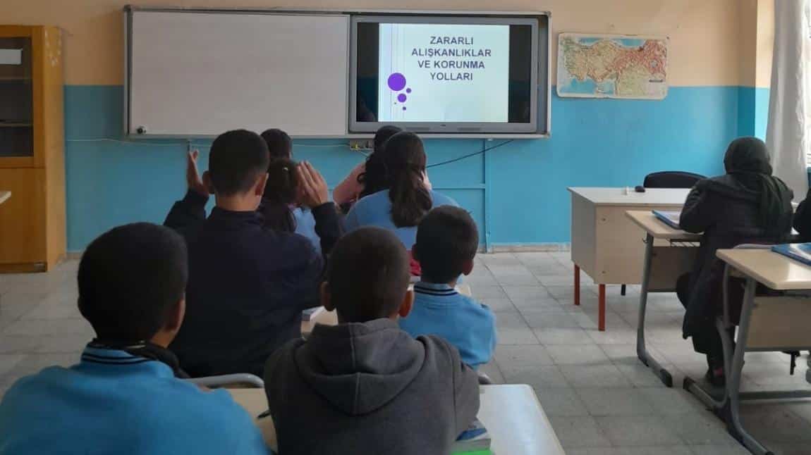 Zararlı alışkanlıklardan korunma semineri Yeşilay Kulübü danışman öğretmeni tarafından verilmiştir.